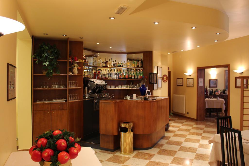 Varago Hotel Ristorante Dotto מראה חיצוני תמונה