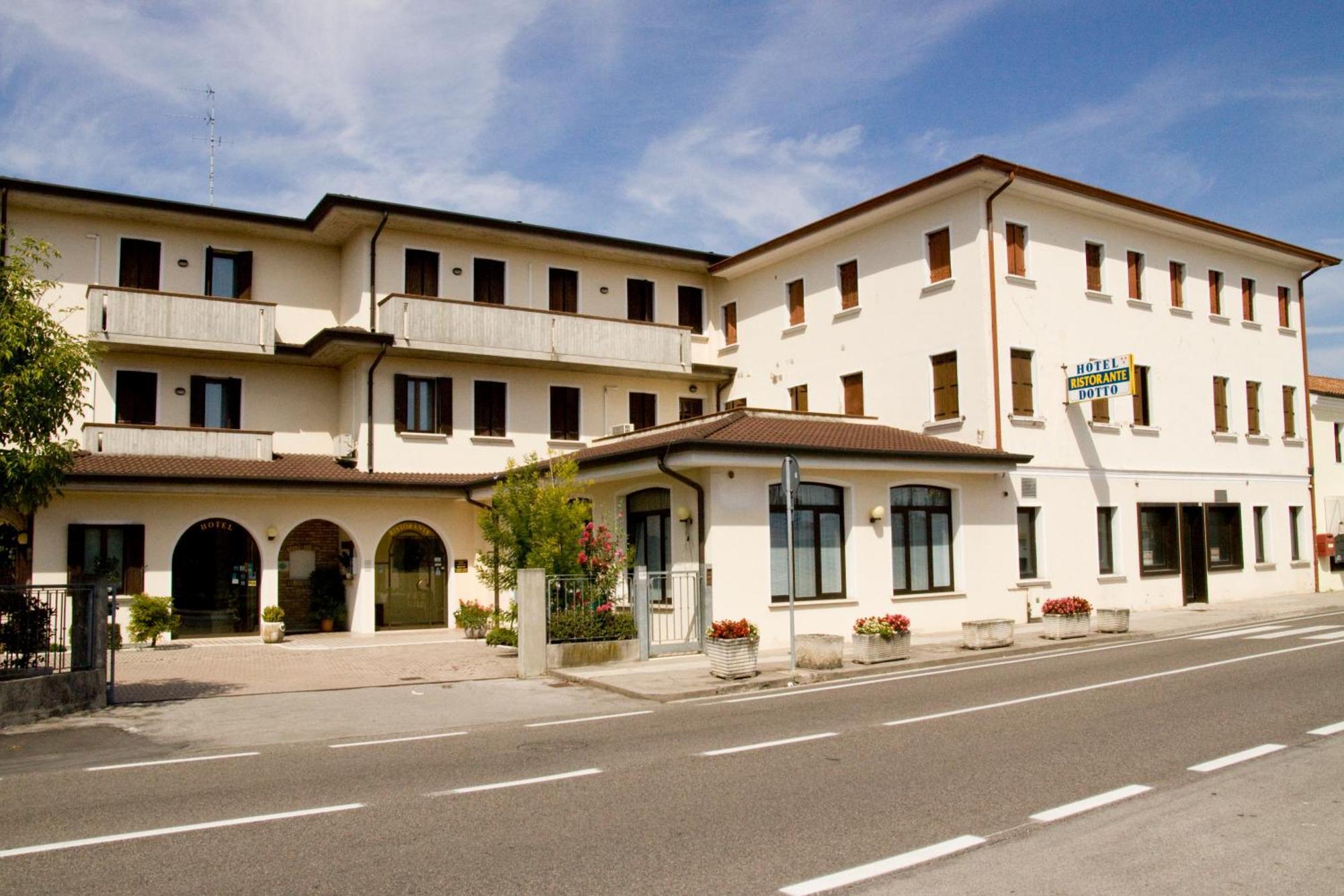 Varago Hotel Ristorante Dotto מראה חיצוני תמונה