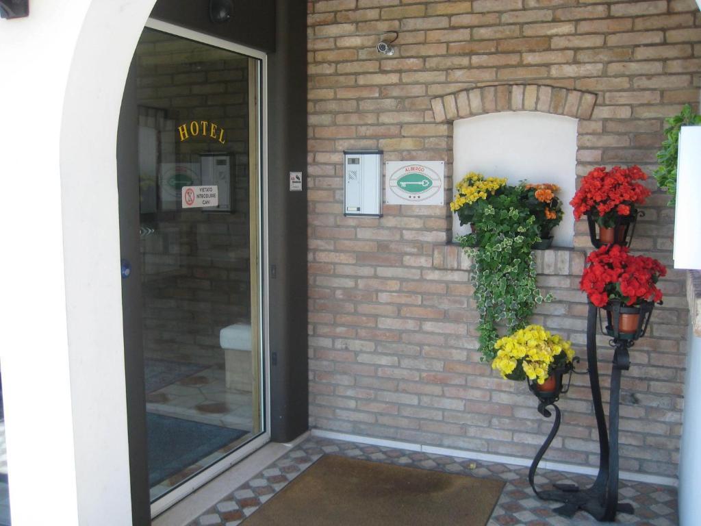 Varago Hotel Ristorante Dotto מראה חיצוני תמונה